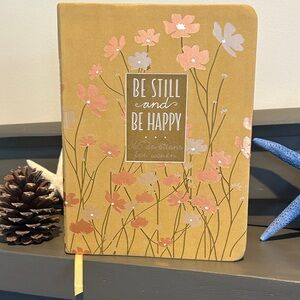 365 Day Devotions for Women Be Still and Be Happy Like New EUC Size